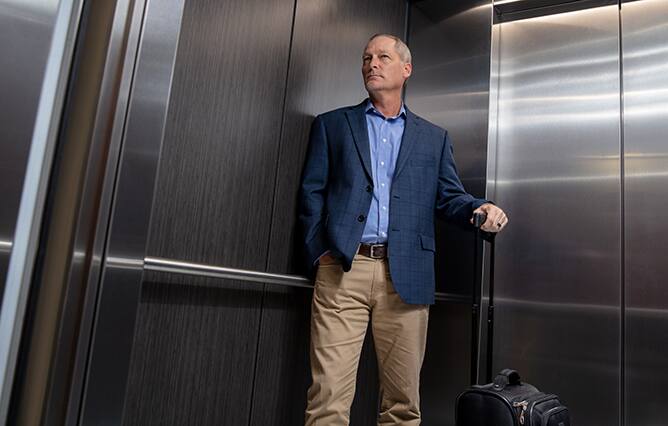 img_man-with-luggage-kone-dx-668x426